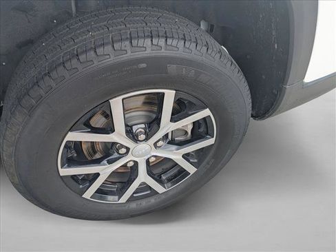 Used 2025 Jeep Grand Cherokee L Limited RWD image 21