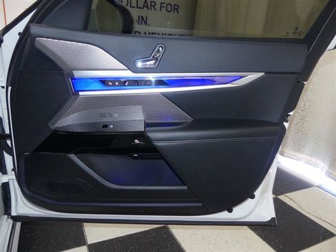 Used 2024 BMW i7 xDrive60 w/ Premium Package image 32