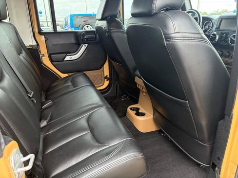 Used 2014 Jeep Wrangler Unlimited Sahara w/ Connectivity Group AWD/4WD image 15