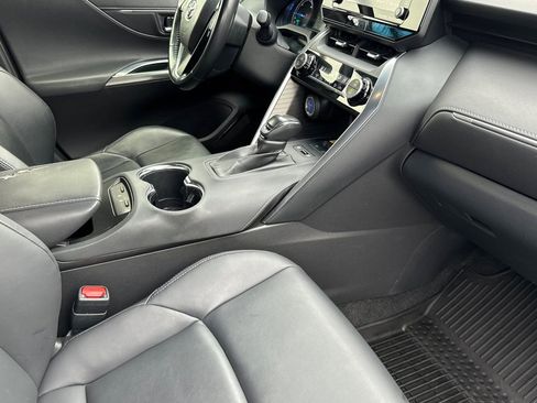 Used 2022 Toyota Venza XLE image 17