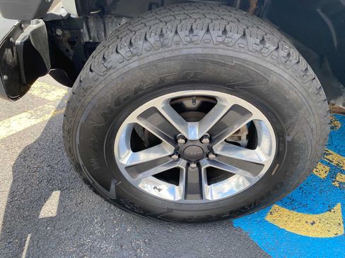 Used 2018 Jeep Wrangler Unlimited Sahara AWD/4WD image 46