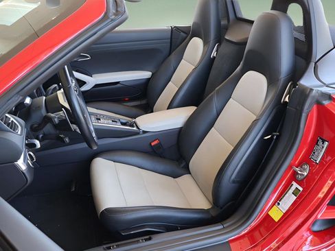 Used 2021 Porsche 718 Boxster RWD image 13