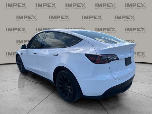 Used 2022 Tesla Model Y Long Range AWD/4WD image 3