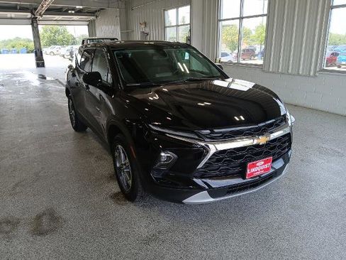 Used 2025 Chevrolet Blazer LT image 2