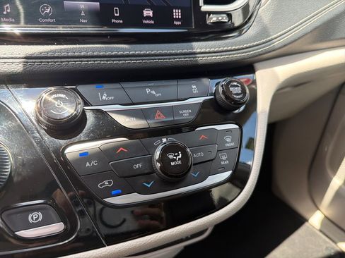 Used 2024 Chrysler Pacifica Limited FWD image 37