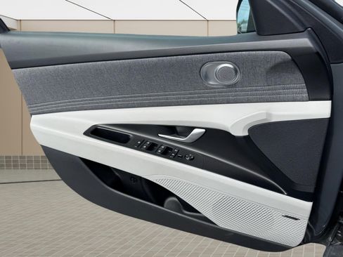 Certified 2025 Hyundai Elantra Limited FWD image 23