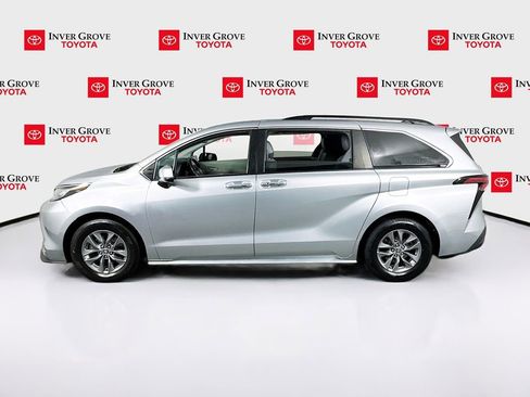 Used 2022 Toyota Sienna XLE image 8
