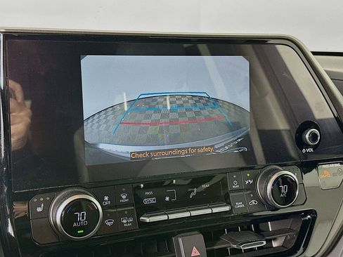 Used 2023 Toyota Highlander XLE image 18