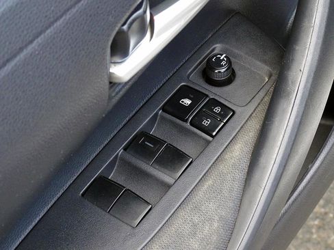 Used 2021 Toyota Corolla LE FWD image 26