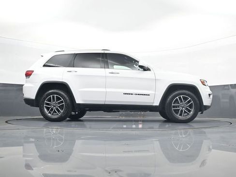 Used 2020 Jeep Grand Cherokee Laredo w/ 18" Wheel & 8.4" Radio Group AWD/4WD image 24