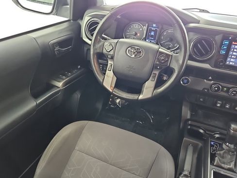 Used 2018 Toyota Tacoma TRD Sport image 10