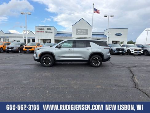Used 2025 Chevrolet Traverse Z71 AWD/4WD image 2