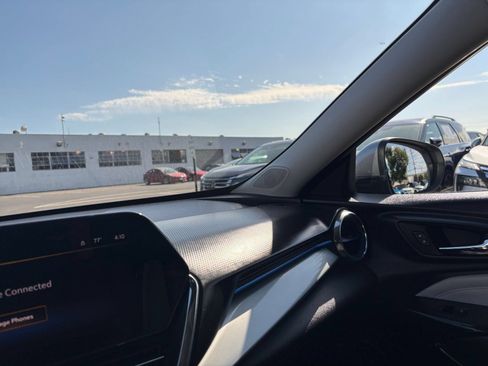 Used 2025 Chevrolet Trax LT FWD image 37