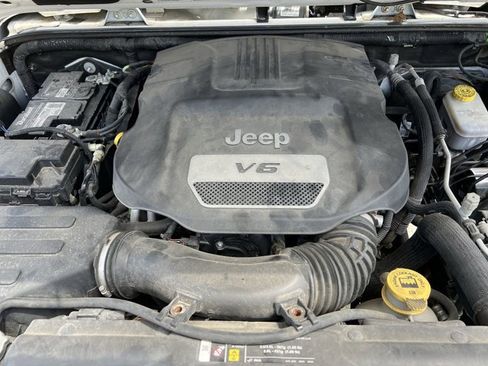 Used 2018 Jeep Wrangler Unlimited Sahara w/ Connectivity Group AWD/4WD image 29