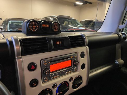 Used 2011 Toyota FJ Cruiser 4WD w/ Convenience Pkg image 14