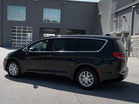 New 2026 Chrysler Pacifica Select image 7