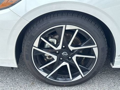 Used 2025 Nissan Sentra SR w/ SR Premium Package FWD image 22
