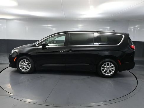 Used 2024 Chrysler Pacifica Touring-L FWD image 9