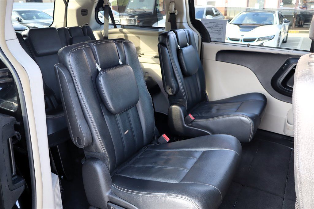 Used 2016 Chrysler Town & Country Touring FWD image 23