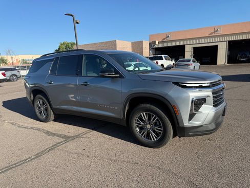Used 2025 Chevrolet Traverse LT w/ Driver Confidence Package FWD image 3