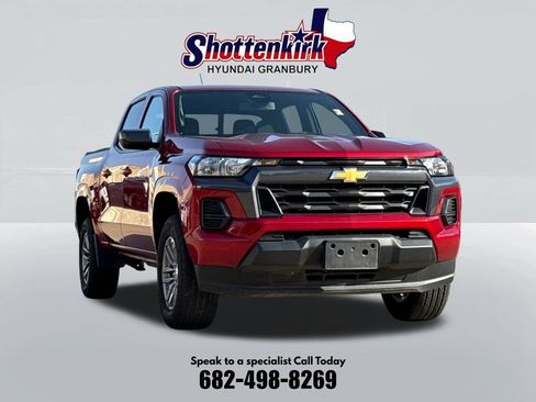 Used 2025 Chevrolet Colorado LT RWD image 3