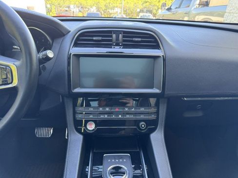 Used 2019 Jaguar F-PACE Prestige AWD/4WD image 32