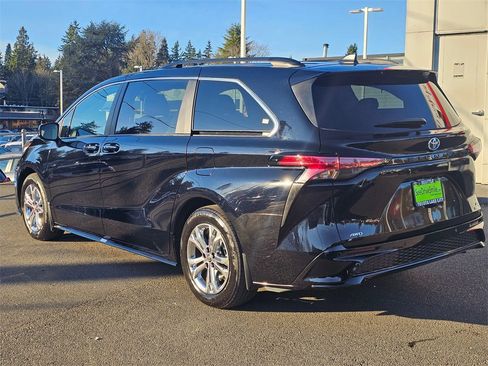 Used 2022 Toyota Sienna XSE image 5
