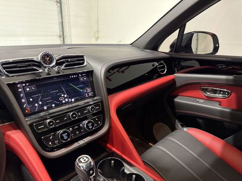 Used 2023 Bentley Bentayga image 19