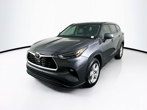 Used 2024 Toyota Highlander LE image 3