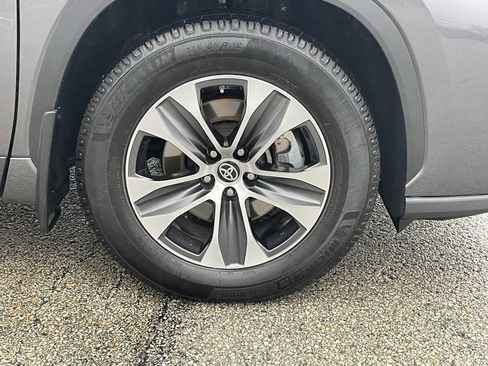 Used 2021 Toyota Highlander XLE image 9