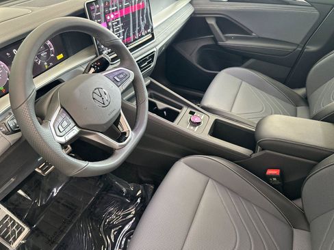 New 2026 Volkswagen Tiguan SE R-Line FWD image 9