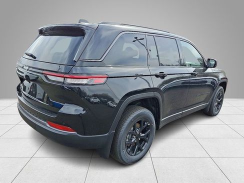 New 2026 Jeep Grand Cherokee Altitude AWD/4WD image 4