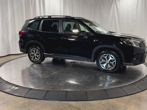 Used 2023 Subaru Forester Premium image 3