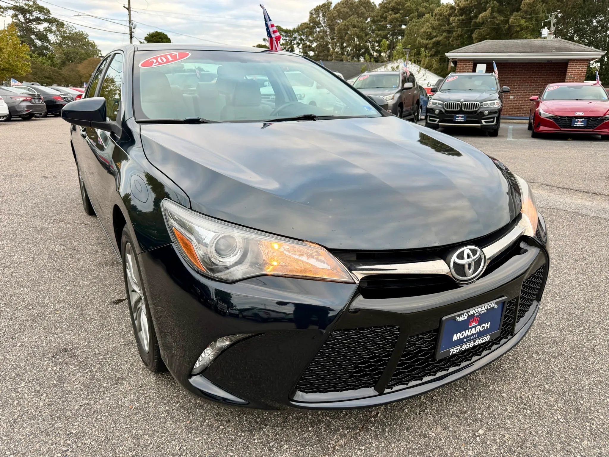 Used 2017 Toyota Camry SE FWD image 7