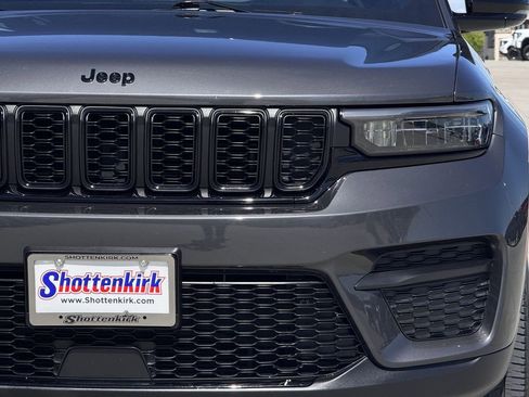Used 2024 Jeep Grand Cherokee Altitude image 8