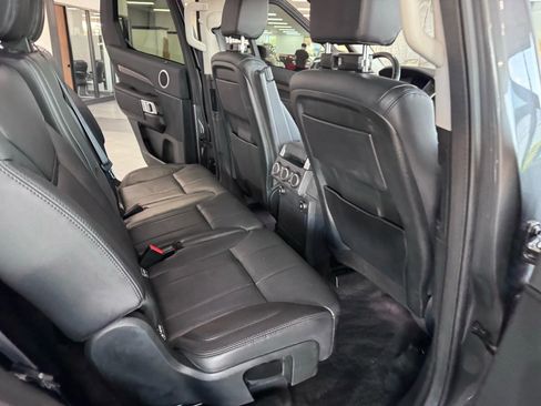 Used 2019 Land Rover Discovery HSE image 16