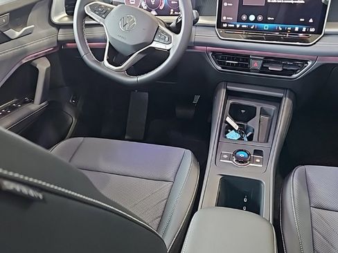 New 2025 Volkswagen Tiguan SE image 25