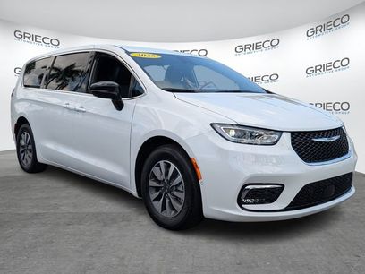 Used 2025 Chrysler Pacifica Select