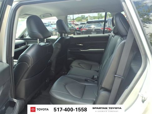 Used 2024 Toyota Grand Highlander AWD image 11