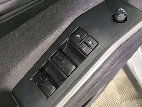 Used 2024 Toyota Highlander LE image 23