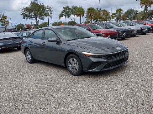 New 2025 Hyundai Elantra SE image 9