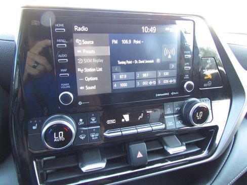 Used 2022 Toyota Highlander XLE AWD/4WD image 22