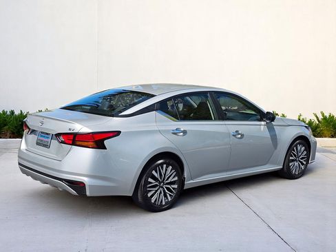 Used 2024 Nissan Altima 2.5 SV image 2
