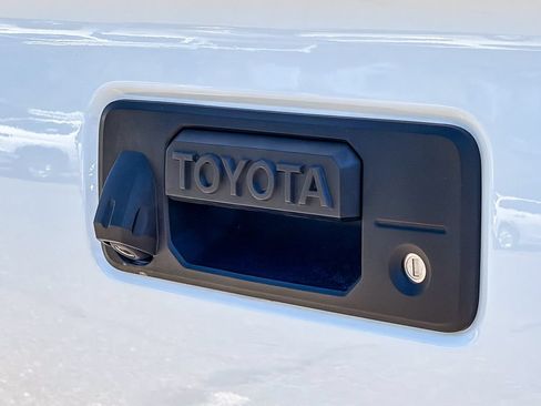 Used 2017 Toyota Tacoma TRD Sport AWD/4WD image 10