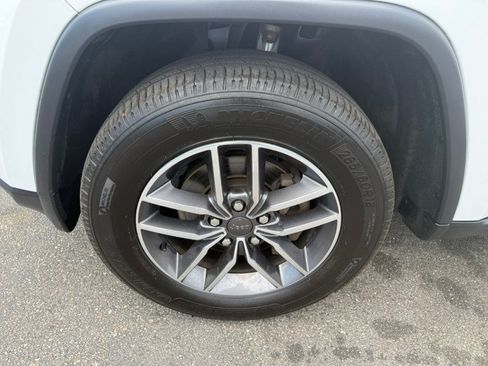 Used 2019 Jeep Grand Cherokee Limited AWD/4WD image 4