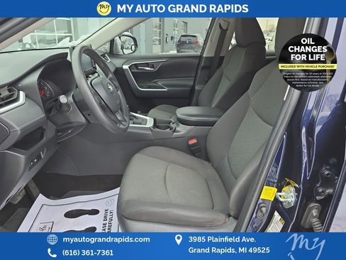 Used 2021 Toyota RAV4 XLE image 9