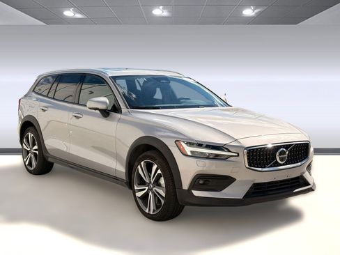 Certified 2025 Volvo V60 B5 Cross Country Plus image 7