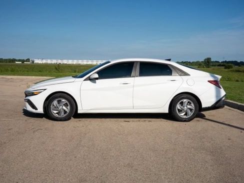 Used 2024 Hyundai Elantra SE FWD image 4