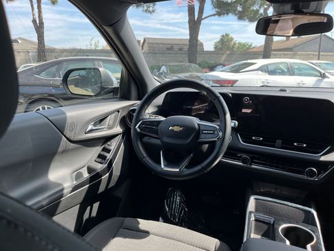 Used 2025 Chevrolet Equinox LT image 32