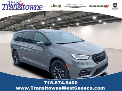 Used 2022 Chrysler Pacifica Touring-L w/ S Appearance Package image 1